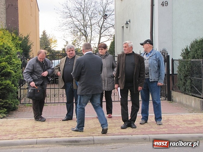 Zdjęcie w galerii na portalu naszraciborz.pl: Mieszkańcy Studziennej blokowali DK 45 na ul. Bogumińskiej wiadomości z regionu