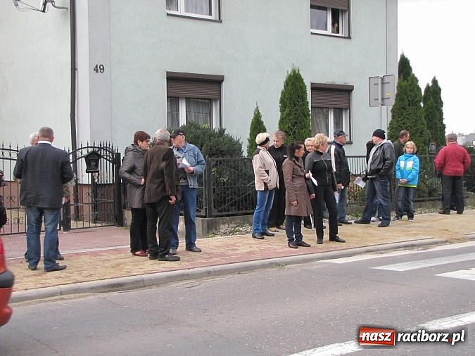 Zdjęcie w galerii na portalu naszraciborz.pl: Mieszkańcy Studziennej blokowali DK 45 na ul. Bogumińskiej wiadomości z regionu