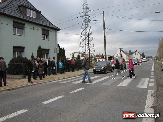 Zdjęcie w galerii na portalu naszraciborz.pl: Mieszkańcy Studziennej blokowali DK 45 na ul. Bogumińskiej wiadomości z regionu