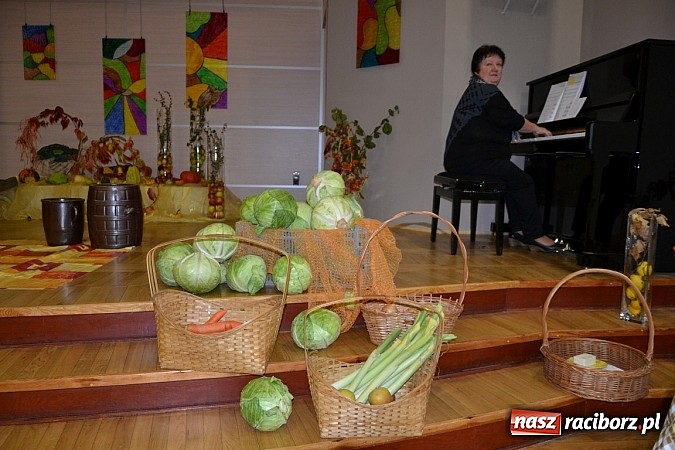 Zdjęcie w galerii na portalu naszraciborz.pl: W Tworkowie łączą pokolenia. Dziś było kiszynie kapusty wiadomości z regionu