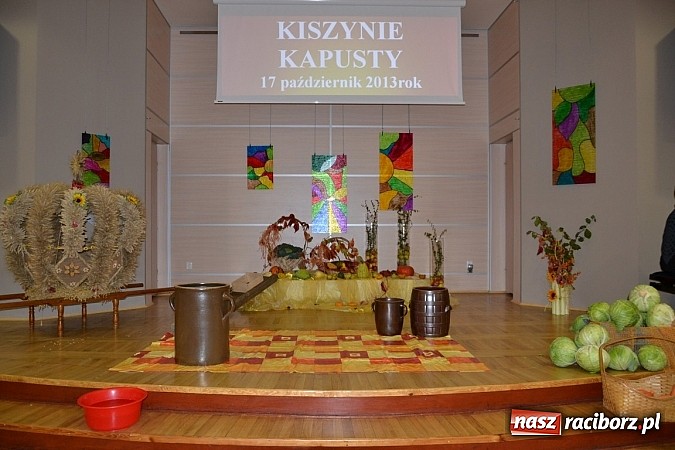 Zdjęcie w galerii na portalu naszraciborz.pl: W Tworkowie łączą pokolenia. Dziś było kiszynie kapusty wiadomości z regionu