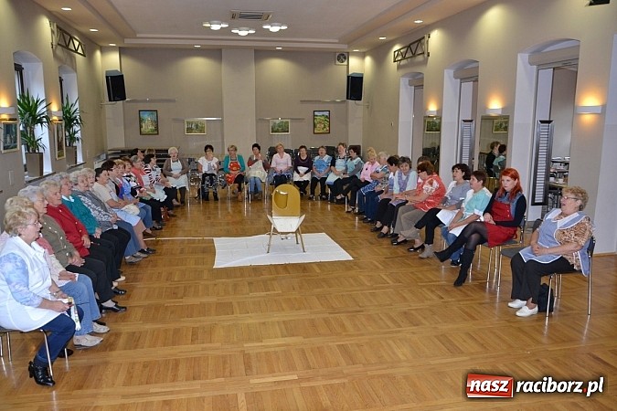 Zdjęcie w galerii na portalu naszraciborz.pl: W Tworkowie łączą pokolenia. Dziś było kiszynie kapusty wiadomości z regionu