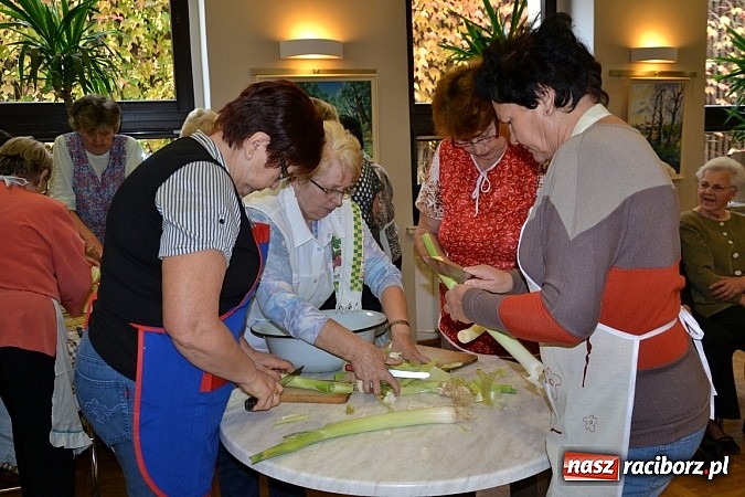 Zdjęcie w galerii na portalu naszraciborz.pl: W Tworkowie łączą pokolenia. Dziś było kiszynie kapusty wiadomości z regionu