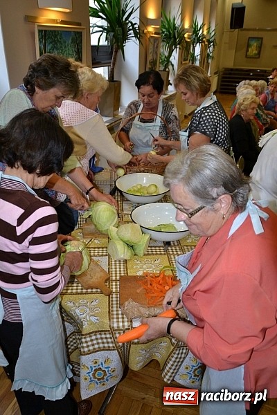 Zdjęcie w galerii na portalu naszraciborz.pl: W Tworkowie łączą pokolenia. Dziś było kiszynie kapusty wiadomości z regionu