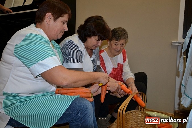 Zdjęcie w galerii na portalu naszraciborz.pl: W Tworkowie łączą pokolenia. Dziś było kiszynie kapusty wiadomości z regionu