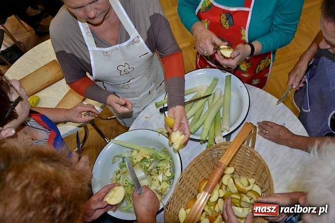 Zdjęcie w galerii na portalu naszraciborz.pl: W Tworkowie łączą pokolenia. Dziś było kiszynie kapusty wiadomości z regionu