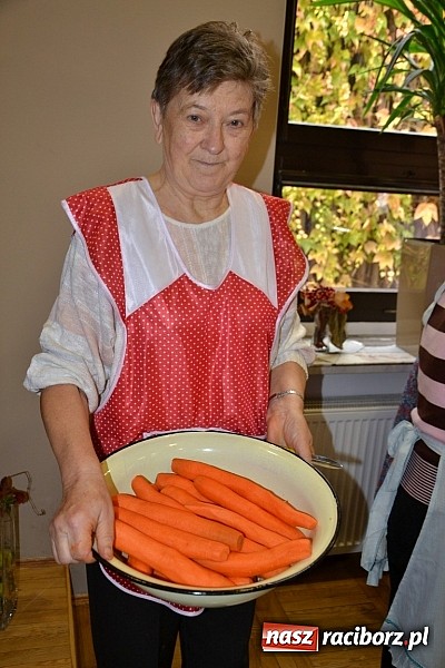Zdjęcie w galerii na portalu naszraciborz.pl: W Tworkowie łączą pokolenia. Dziś było kiszynie kapusty wiadomości z regionu