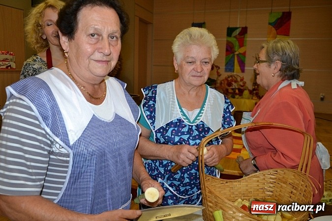 Zdjęcie w galerii na portalu naszraciborz.pl: W Tworkowie łączą pokolenia. Dziś było kiszynie kapusty wiadomości z regionu