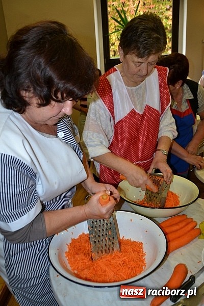 Zdjęcie w galerii na portalu naszraciborz.pl: W Tworkowie łączą pokolenia. Dziś było kiszynie kapusty wiadomości z regionu