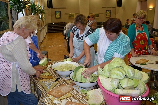 Zdjęcie w galerii na portalu naszraciborz.pl: W Tworkowie łączą pokolenia. Dziś było kiszynie kapusty wiadomości z regionu