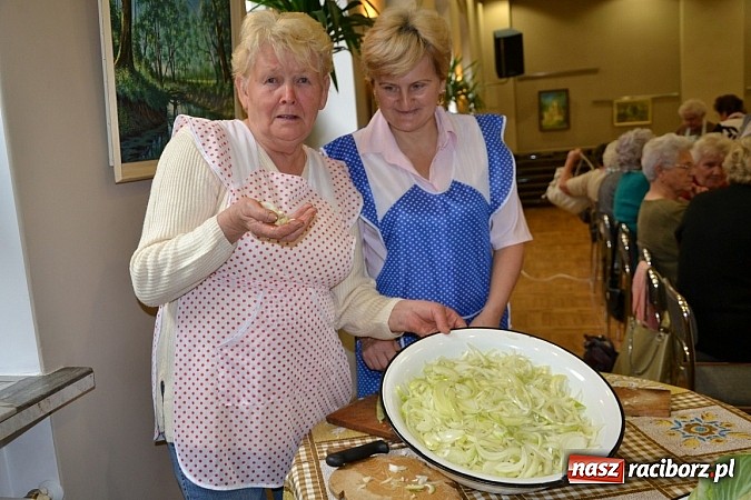 Zdjęcie w galerii na portalu naszraciborz.pl: W Tworkowie łączą pokolenia. Dziś było kiszynie kapusty wiadomości z regionu
