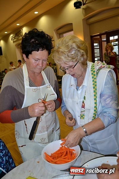 Zdjęcie w galerii na portalu naszraciborz.pl: W Tworkowie łączą pokolenia. Dziś było kiszynie kapusty wiadomości z regionu