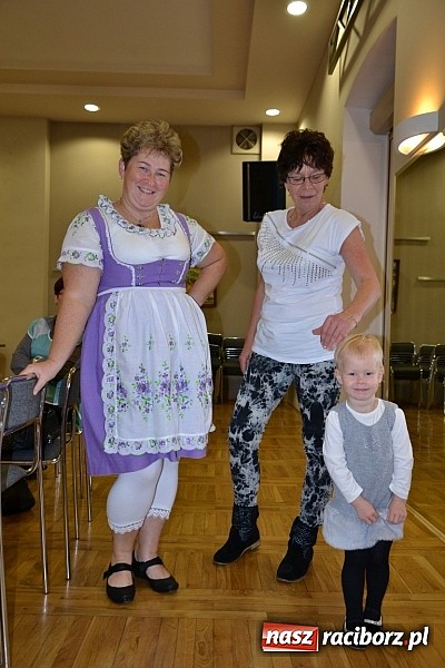 Zdjęcie w galerii na portalu naszraciborz.pl: W Tworkowie łączą pokolenia. Dziś było kiszynie kapusty wiadomości z regionu