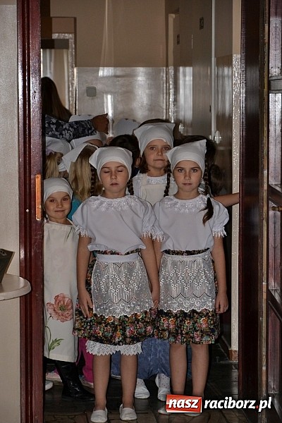 Zdjęcie w galerii na portalu naszraciborz.pl: W Tworkowie łączą pokolenia. Dziś było kiszynie kapusty wiadomości z regionu