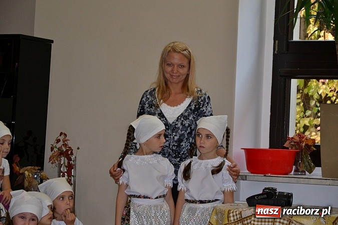 Zdjęcie w galerii na portalu naszraciborz.pl: W Tworkowie łączą pokolenia. Dziś było kiszynie kapusty wiadomości z regionu