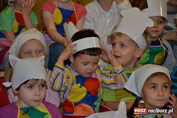 Zdjęcie w galerii na portalu naszraciborz.pl: W Tworkowie łączą pokolenia. Dziś było kiszynie kapusty wiadomości z regionu