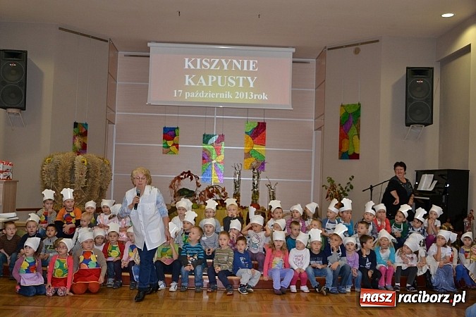 Zdjęcie w galerii na portalu naszraciborz.pl: W Tworkowie łączą pokolenia. Dziś było kiszynie kapusty wiadomości z regionu