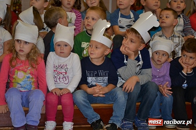 Zdjęcie w galerii na portalu naszraciborz.pl: W Tworkowie łączą pokolenia. Dziś było kiszynie kapusty wiadomości z regionu