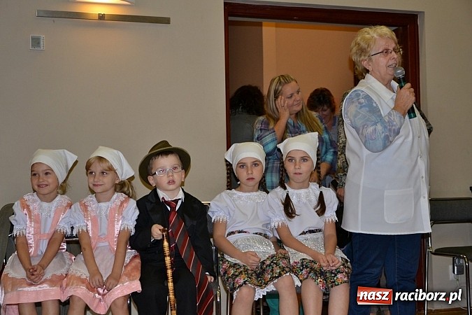 Zdjęcie w galerii na portalu naszraciborz.pl: W Tworkowie łączą pokolenia. Dziś było kiszynie kapusty wiadomości z regionu