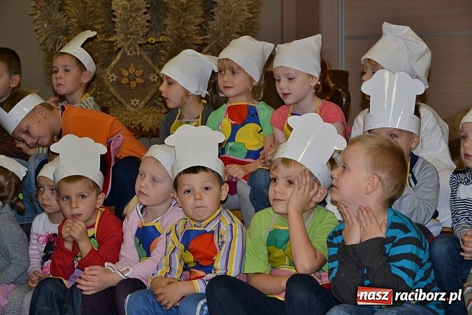 Zdjęcie w galerii na portalu naszraciborz.pl: W Tworkowie łączą pokolenia. Dziś było kiszynie kapusty wiadomości z regionu