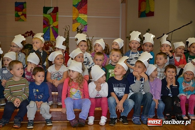 Zdjęcie w galerii na portalu naszraciborz.pl: W Tworkowie łączą pokolenia. Dziś było kiszynie kapusty wiadomości z regionu