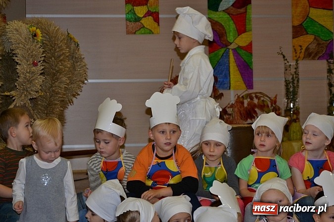 Zdjęcie w galerii na portalu naszraciborz.pl: W Tworkowie łączą pokolenia. Dziś było kiszynie kapusty wiadomości z regionu