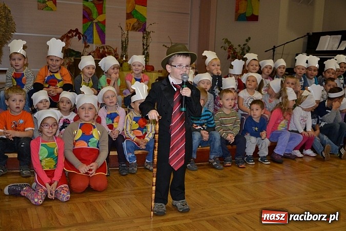 Zdjęcie w galerii na portalu naszraciborz.pl: W Tworkowie łączą pokolenia. Dziś było kiszynie kapusty wiadomości z regionu