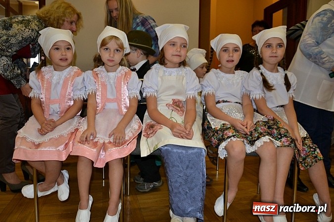 Zdjęcie w galerii na portalu naszraciborz.pl: W Tworkowie łączą pokolenia. Dziś było kiszynie kapusty wiadomości z regionu