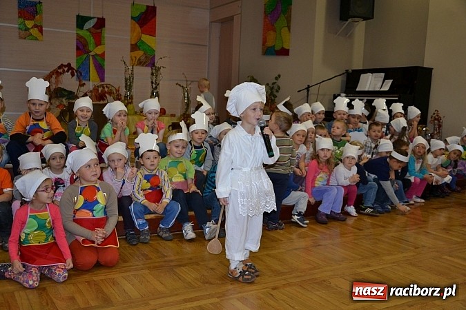 Zdjęcie w galerii na portalu naszraciborz.pl: W Tworkowie łączą pokolenia. Dziś było kiszynie kapusty wiadomości z regionu