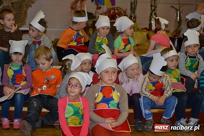 Zdjęcie w galerii na portalu naszraciborz.pl: W Tworkowie łączą pokolenia. Dziś było kiszynie kapusty wiadomości z regionu