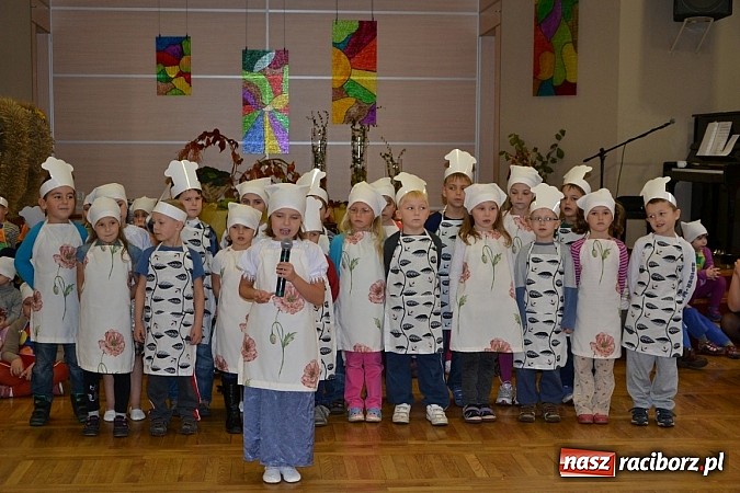 Zdjęcie w galerii na portalu naszraciborz.pl: W Tworkowie łączą pokolenia. Dziś było kiszynie kapusty wiadomości z regionu