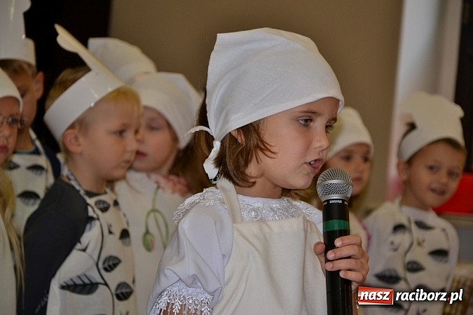 Zdjęcie w galerii na portalu naszraciborz.pl: W Tworkowie łączą pokolenia. Dziś było kiszynie kapusty wiadomości z regionu