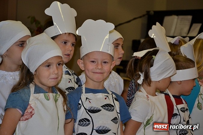Zdjęcie w galerii na portalu naszraciborz.pl: W Tworkowie łączą pokolenia. Dziś było kiszynie kapusty wiadomości z regionu