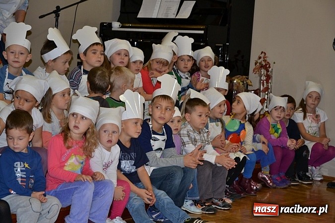 Zdjęcie w galerii na portalu naszraciborz.pl: W Tworkowie łączą pokolenia. Dziś było kiszynie kapusty wiadomości z regionu