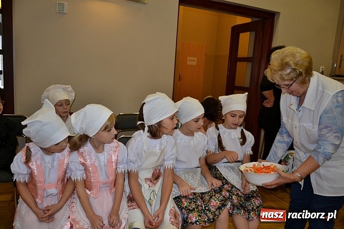 Zdjęcie w galerii na portalu naszraciborz.pl: W Tworkowie łączą pokolenia. Dziś było kiszynie kapusty wiadomości z regionu