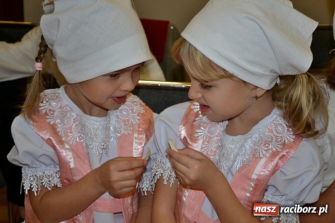 Zdjęcie w galerii na portalu naszraciborz.pl: W Tworkowie łączą pokolenia. Dziś było kiszynie kapusty wiadomości z regionu