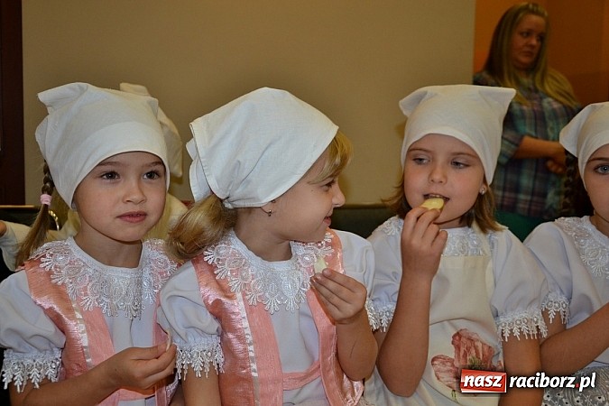 Zdjęcie w galerii na portalu naszraciborz.pl: W Tworkowie łączą pokolenia. Dziś było kiszynie kapusty wiadomości z regionu