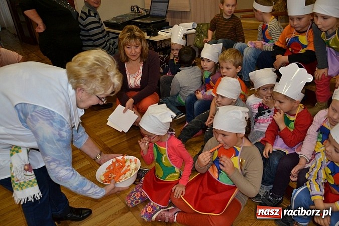 Zdjęcie w galerii na portalu naszraciborz.pl: W Tworkowie łączą pokolenia. Dziś było kiszynie kapusty wiadomości z regionu
