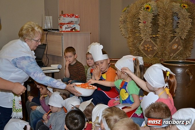 Zdjęcie w galerii na portalu naszraciborz.pl: W Tworkowie łączą pokolenia. Dziś było kiszynie kapusty wiadomości z regionu