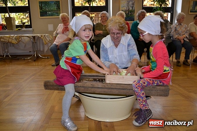 Zdjęcie w galerii na portalu naszraciborz.pl: W Tworkowie łączą pokolenia. Dziś było kiszynie kapusty wiadomości z regionu