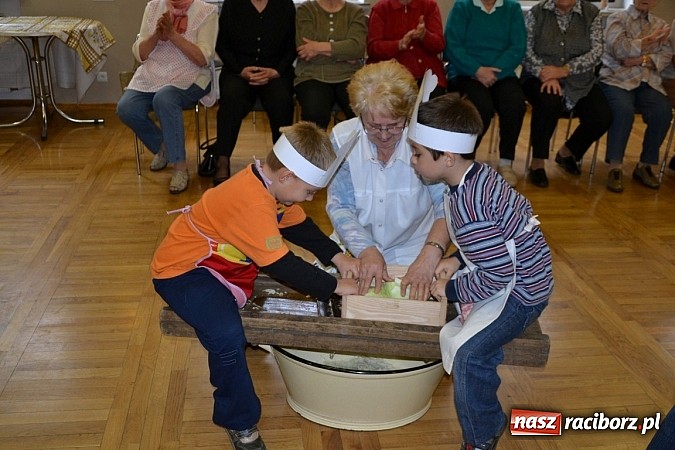 Zdjęcie w galerii na portalu naszraciborz.pl: W Tworkowie łączą pokolenia. Dziś było kiszynie kapusty wiadomości z regionu
