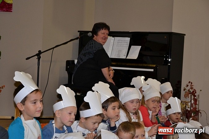 Zdjęcie w galerii na portalu naszraciborz.pl: W Tworkowie łączą pokolenia. Dziś było kiszynie kapusty wiadomości z regionu