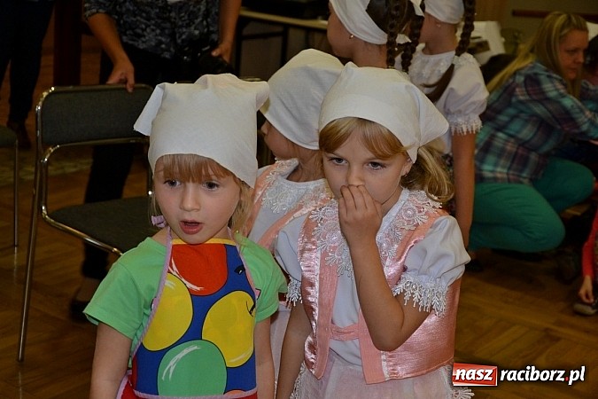 Zdjęcie w galerii na portalu naszraciborz.pl: W Tworkowie łączą pokolenia. Dziś było kiszynie kapusty wiadomości z regionu