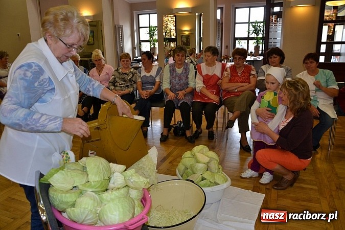 Zdjęcie w galerii na portalu naszraciborz.pl: W Tworkowie łączą pokolenia. Dziś było kiszynie kapusty wiadomości z regionu