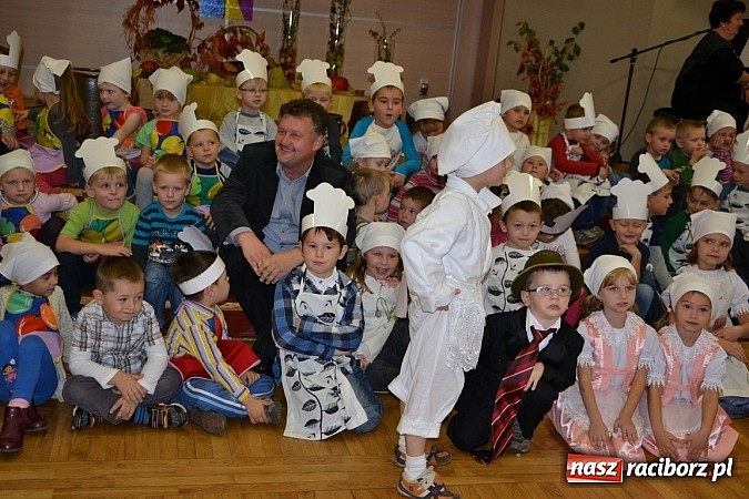 Zdjęcie w galerii na portalu naszraciborz.pl: W Tworkowie łączą pokolenia. Dziś było kiszynie kapusty wiadomości z regionu