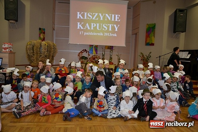 Zdjęcie w galerii na portalu naszraciborz.pl: W Tworkowie łączą pokolenia. Dziś było kiszynie kapusty wiadomości z regionu