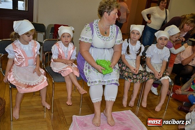 Zdjęcie w galerii na portalu naszraciborz.pl: W Tworkowie łączą pokolenia. Dziś było kiszynie kapusty wiadomości z regionu