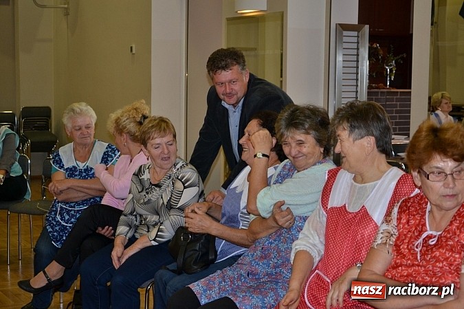 Zdjęcie w galerii na portalu naszraciborz.pl: W Tworkowie łączą pokolenia. Dziś było kiszynie kapusty wiadomości z regionu