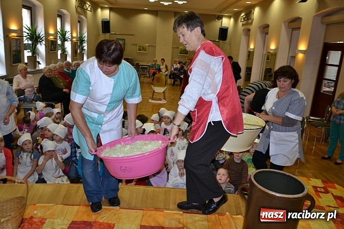 Zdjęcie w galerii na portalu naszraciborz.pl: W Tworkowie łączą pokolenia. Dziś było kiszynie kapusty wiadomości z regionu