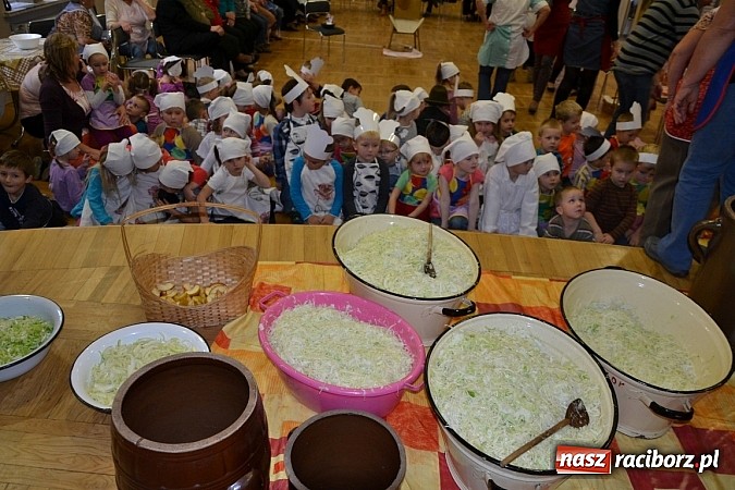 Zdjęcie w galerii na portalu naszraciborz.pl: W Tworkowie łączą pokolenia. Dziś było kiszynie kapusty wiadomości z regionu